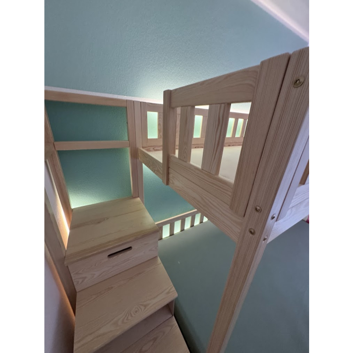 Etagenbett mit Treppe und Platte zum Spielen